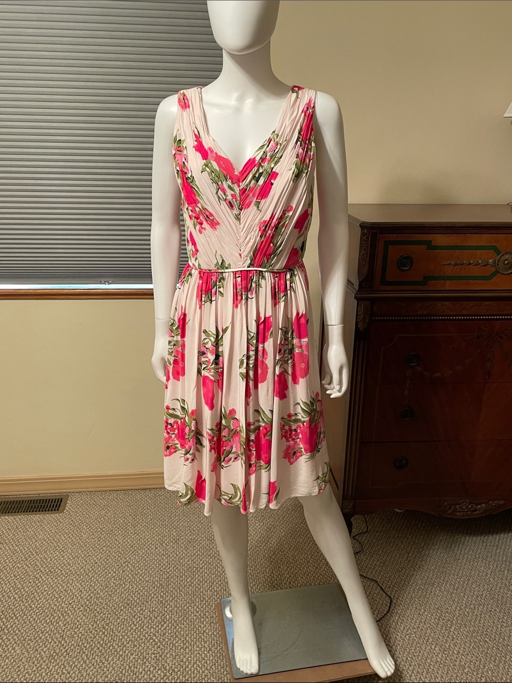 Boden Serena Swishy Pink Floral Print 8 Dress EUC Ruched V-neck Bodice Viscose